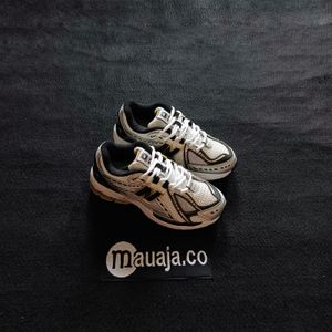 New Balance 1906R White Black Gold
