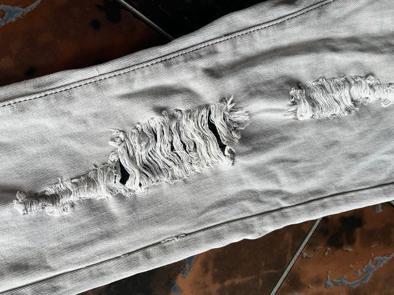 light grey low rise ripped jeans, foto 4