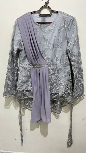 Kebaya Selendang Tile