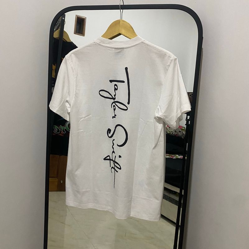 TAYLOR SWIFT PHOTO TEE – SIMPLE, ELEGANT, ICONIC, foto 2