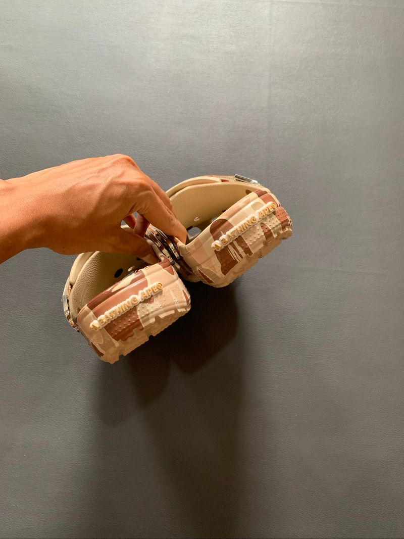 Sendal Crocs x Bape Classic Clog, foto 4