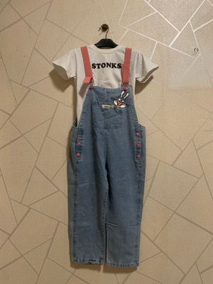 Set Overall Denim Anak “Stonks Bunny” – Kasual Lucu & Trendy