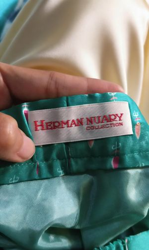 Baju butik dari designer Herman Nuary