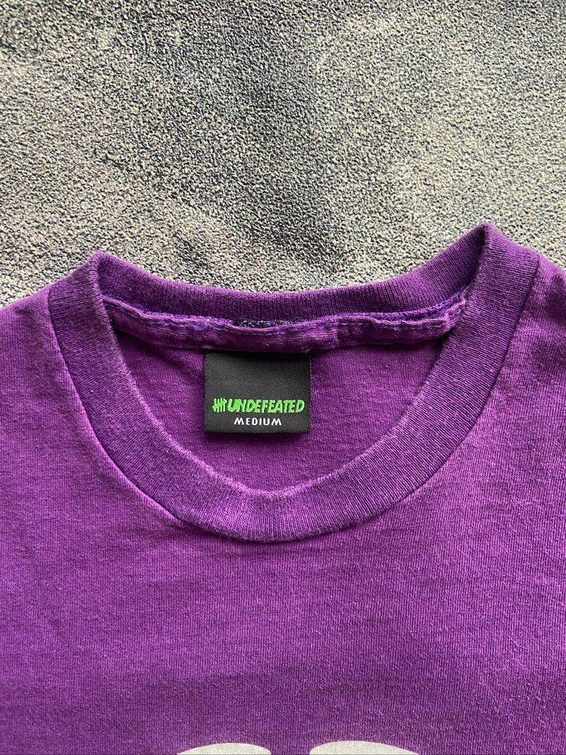 Undefeated Purple Shoes Tshirt, foto 3