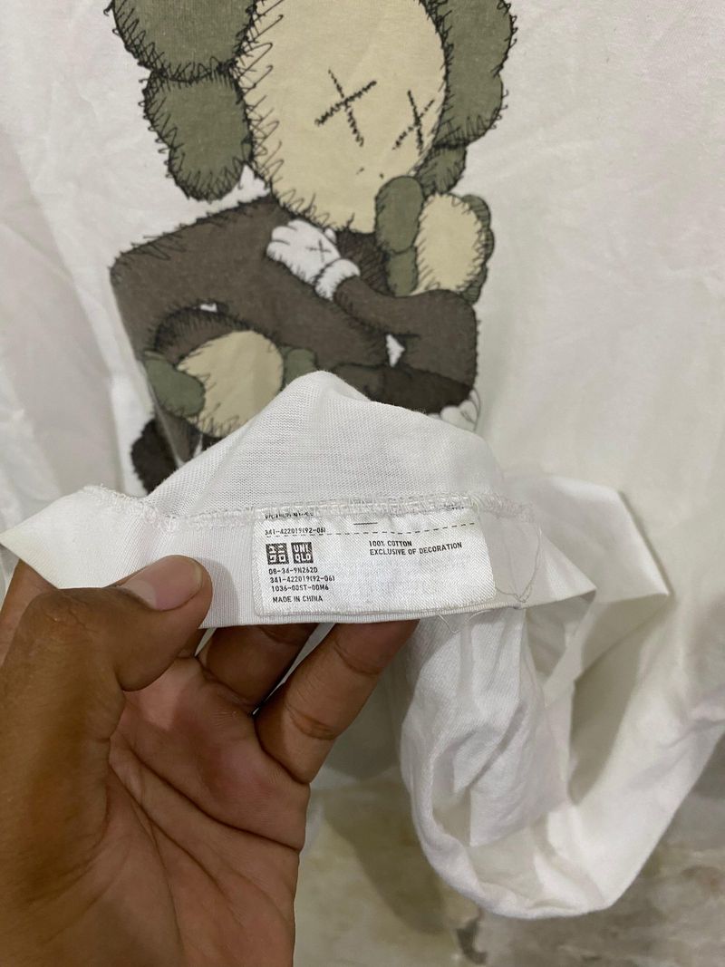 UNIQLO X KAWS TSHIRT, foto 2