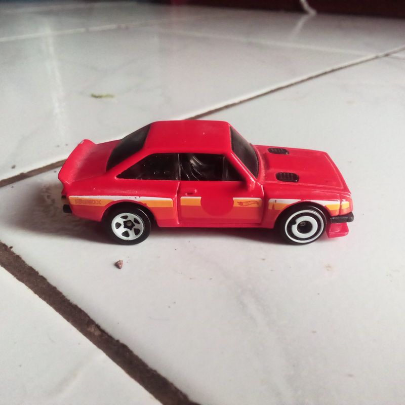 Hot Wheels Ford Escort RS2000 Red HKG25, foto 2