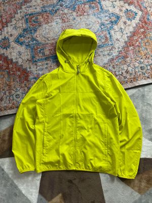 LIGHWEGHT JAKET UNIQLO RUNNER NEON COLOUR