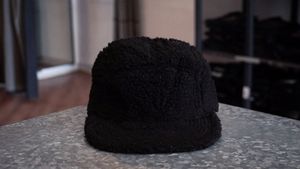 Streetwear Hat Pria black