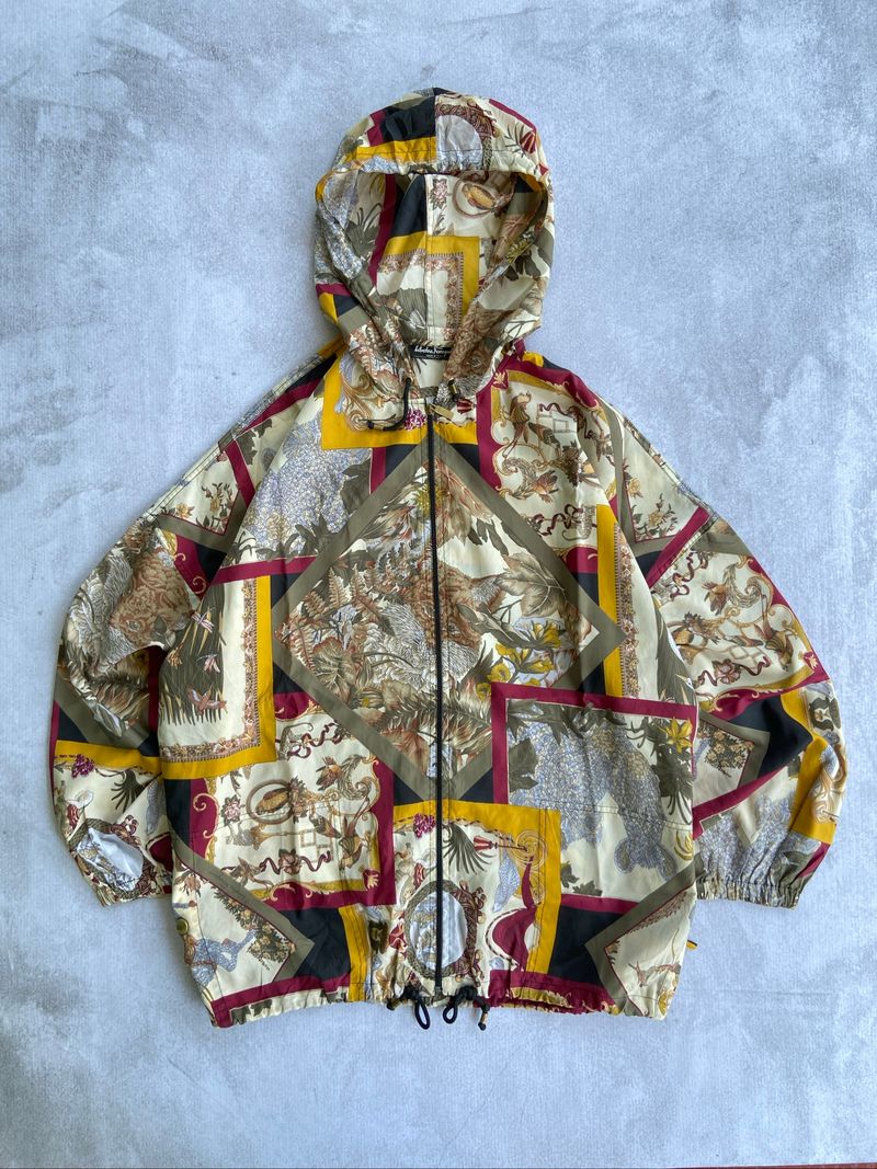 Vintage Salavatore Ferragamo Full Print jacket Silk Packeble