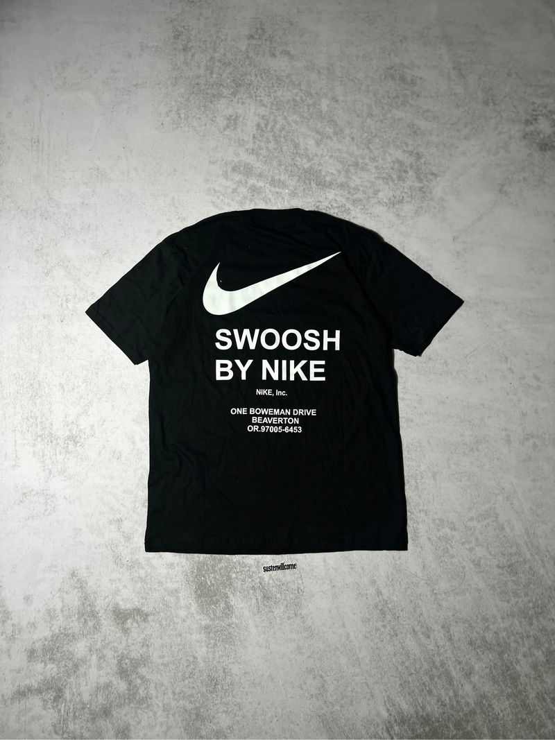 Nike – "Swoosh by Nike" Corporate Logo Tee, foto 3