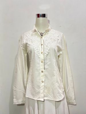 Kemeja putih motif lace