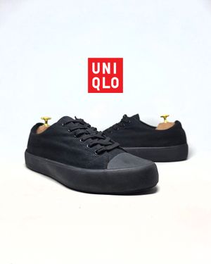 UNIQLO Sepatu Sneaker full black sports Size 43