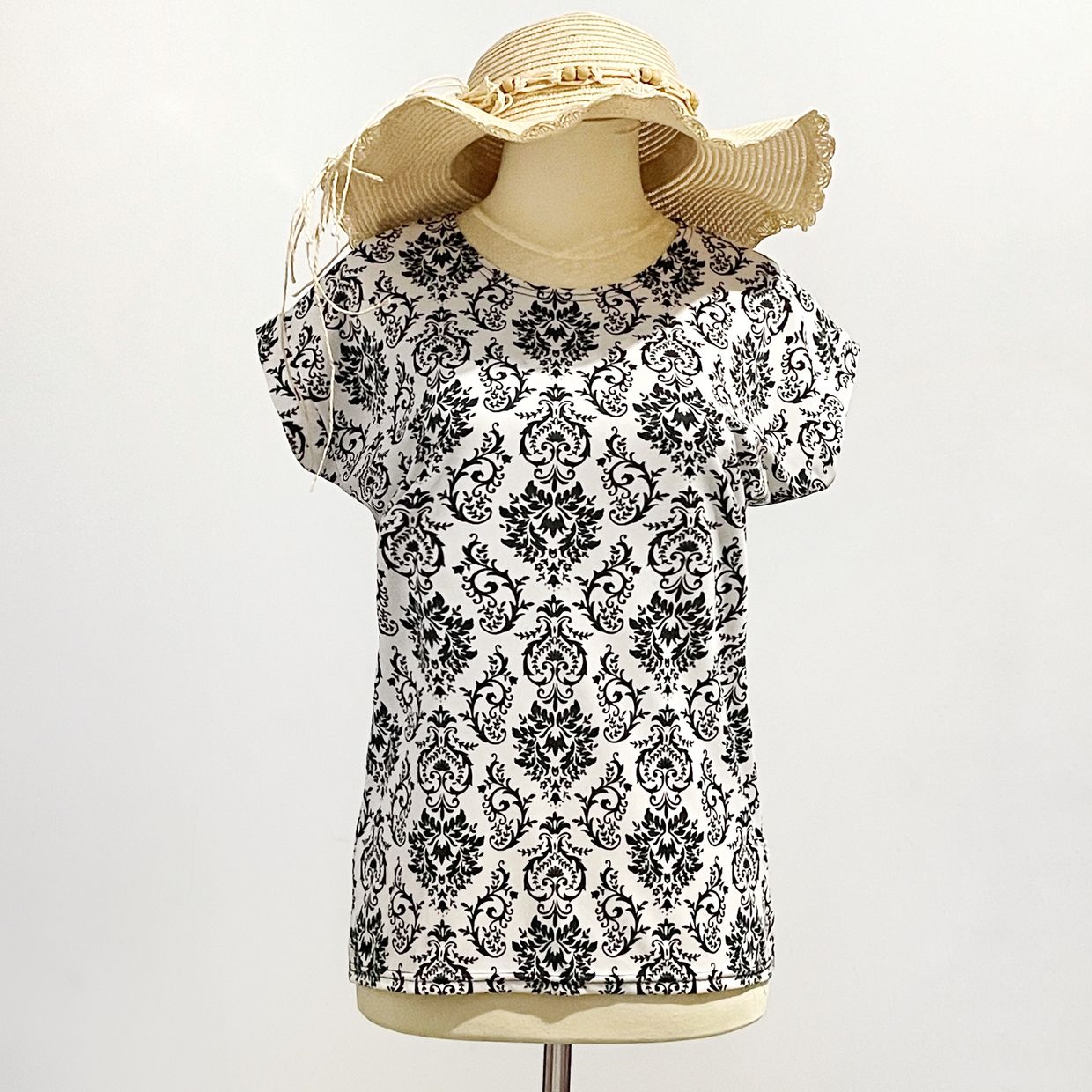 Casual Batik T-shirt Wanita white black